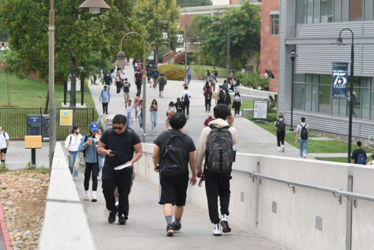 students walking 1940x1295 1024x684