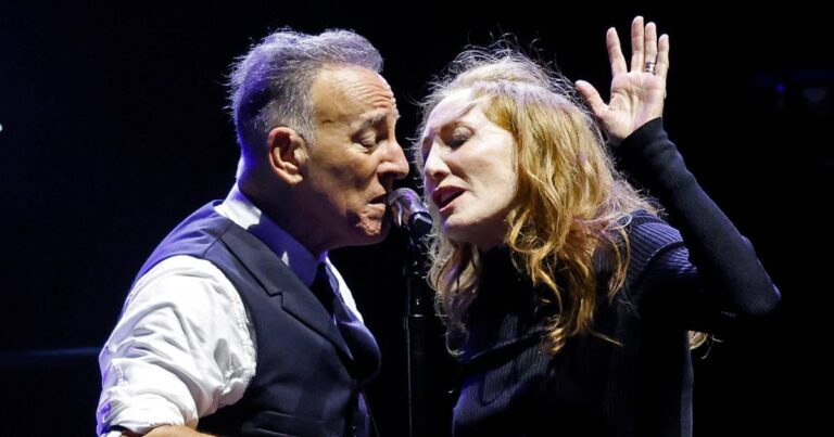 How Bruce Springsteen Patti Scialfa Balance Marriage and Performing 01