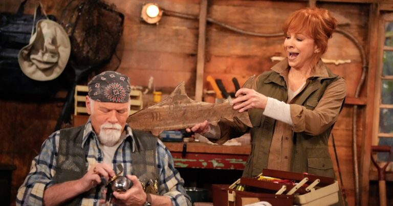 Happys Place Sets Reba McEntire and Rex Linn Up on a Cute Fishing Date 02