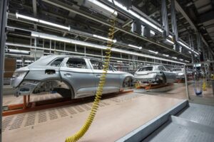 Cars on conveyor belt scaled